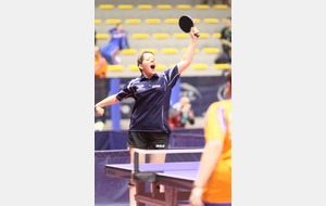 Victoire sur la n° 1 mondiale Kelly Van Zon (NL) lors du tout premier match du tournoi en simple.