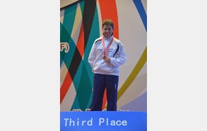 54212c22957ac_PodiumAnneBARNEOUDmdailledeBronzeenIndividuelle.JPG